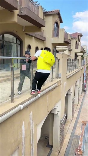 Two security guards couldn't catch one food delivery guy. #ParkourAdventure