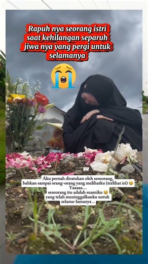 Hanya bisa memeluk batu nisan rindu nya seorang istri #viralvideo #shortvideo #short