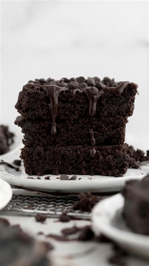 Rich and decadent easy Chocolate Loaf Cake! No eggs, no gluten, no nuts and you’d never know! Loaded with chocolate chips and topped with a luscious chocolate drizzle, this simple no-mixer loaf cake is perfect for when you’re craving chocolate but don’t want to spend hours in the kitchen. Comment “cake” and I’ll send the recipe link directly to you or check it out via my bio or on my blog: laneandgreyfare.com | Lane & Grey Fare