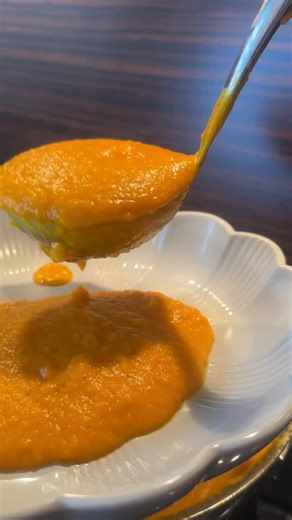 Silvia on Instagram: "Omas cremige Kürbissuppe Genau die richtig Zeit um eine leckere Kürbissuppe zu machen. Zutaten 1 Hokkaido Kürbis 1 rote Zwiebel würfeln 1 weiße Zwiebel würfeln 3 Knoblauchzehen hacken 400 ml Kokosmilch 3 Kartoffeln schälen klein schneiden 5 Karotten schälen klein schneiden 1 Teelöffel Pfeffer 1 Teelöffel Paprika 1 Teelöffel Curry 750 ml Brühe 👇 Kürbis waschen , halbieren und die Kerne entfernen. Kürbis klein schneiden. Zwiebel schälen und klein schneiden. Knoblauch klein s