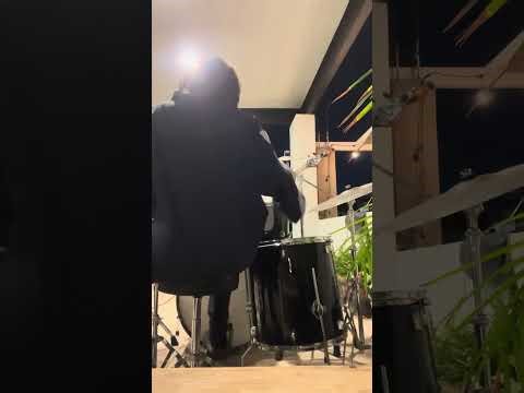 Niño autista toca bajo en Man in the box (cover)