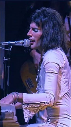 Freddie em apresentação única em 1975 - Bohemian Rhapsody #queen #rock #musica #lendas #aovivo