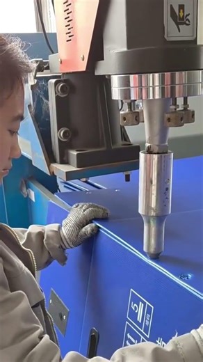 The process of making a cardboard box from plastic fiber#youtubeshorts