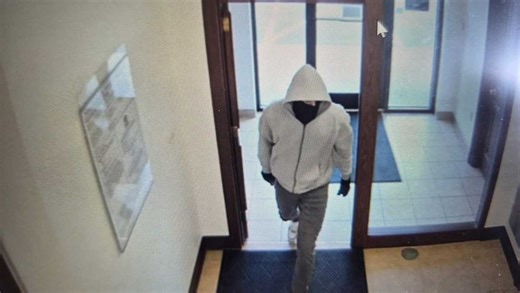 2 employees killed during bank robbery in Berea, Kentucky; suspect at large