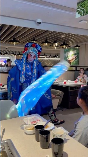 海底撈 四川變臉搞新招 道具會發光～～美人配閃亮亮扇子🪭好吸引人#巨蛋 #海底撈 #haidilao #changefacemagic #親子活動 #吃飯 #變臉 #四川 #美食 #funny