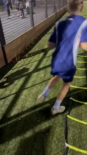 ⚽ 1. Basic Step-Over Purpose: Confuse the defender by faking a move to one side. How to do it: 1. Dribble slowly toward the defender. 2. Move your right foot around the front of the ball from inside to outside (a circular motion). 3. As your foot lands, quickly push the ball in the opposite direction with your other foot. 4. Accelerate past the defender. Tips: • Keep your upper body moving to sell the fake. • Practice both feet equally. ⸻ ⚽ 2. Double Step-Over Purpose: Increase deception and mak