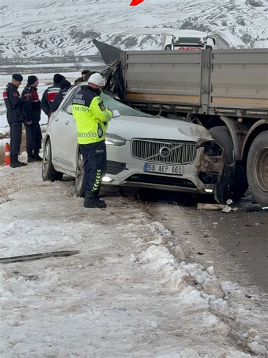 💢BUZLANMA KAZASI, İŞ İNSANI ÖLDÜ💢 SİVAS'ta yoldaki buzlanma nedeniyle 3 aracın karıştığı zincirleme trafik kazasında 1 kişi öldü, 2 kişi yaralandı. Kaza saat 09.00 sıralarında merkeze bağlı Budaklı köyü yakınlarında Demirağ Organize Sanayi Bölgesi yolu üzerinde meydana geldi. Organize Sanayi bölgesi yönüne ilerleyen Tolga Elbay (25) yönetimindeki 58 BG 680 plakalı çekici ve 58 AGJ 726 dorse plakalı TIR kaygan buzlanma nedeniyle makaslama yaptı. Arkasından gelen iş insanı Ahmet Yasak(65) yöneti