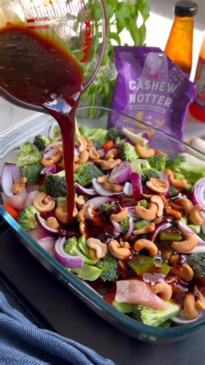 Marcus Frank | Kyckling med cashewnötter - ALLT I EN FORM!  Fullproppat med färger, smaker och konsistenser men minimalt med disk. Helt enkelt perfekt... | Instagram