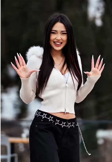 Cómo crear este video de baile IA tan viral? En realidad, es súper sencillo. Solo necesitas una foto y es completamente gratuito. Hoy te lo enseñaré paso a paso, de la mano. How to create this trending AI dance video? It's actually super easy. All you need is one photo, and it's completely free. Today, I'll teach you step by step. AI dance video AI dance effect AI photo filter How to make AI dance video AI dance tutorial for beginners AI dance software free AI dance generation prompt AI dance fr