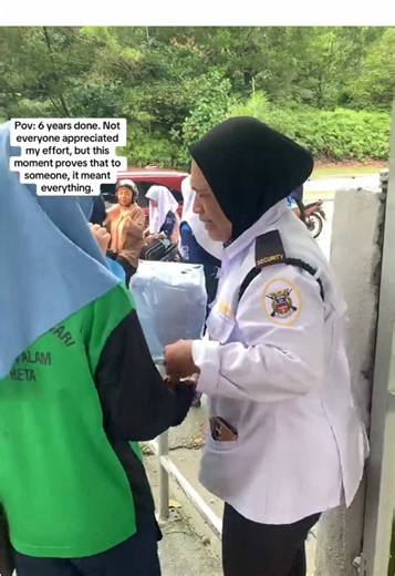 Antara individu yang patut kita hargai juga 🥺 Hadiah perpisahan sebelum melangkah ke fasa hidup seterusnya… Terima kasih jaga keselamatan sekolah kak 🥺💚 #ERARadioNo1PalingLegit Kredit tiktok mayazarraaleesya