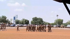 Burkina Faso : Une marche qui symbolise discipline et engagement. Ces visages ne sont pas ceux de militaires, mais d’hommes et de femmes prêts à transmettre le savoir aux générations futures. #SND #FMC | Queen Mafa