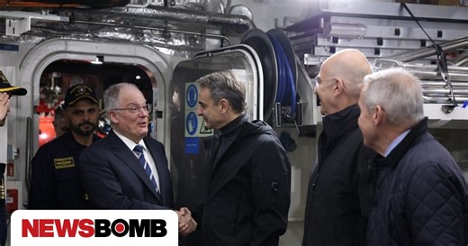 Η στιγμή που ο Πρόεδρος της Δημοκρατίας και ο πρωθυπουργός φτάνουν στην υπερσύγχρονη φρεγάτα Κίμων