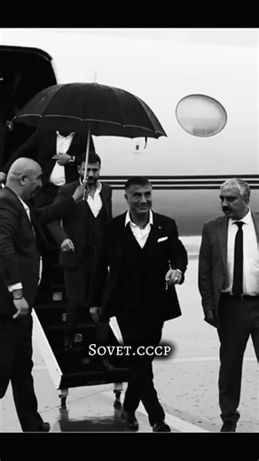 Будь собой, остальные найдут свой путь. on Instagram: "Седат Пекер 1971 йил 26 июнда Туркиянинг Сакаря вилоятига қарашли Адапазари шаҳрида туғилган. Унинг оиласи Қораденгиз минтақасидан, аниқроғи Ризе вилоятидан келиб чиққан бўлиб, Пекер ёшлигининг бир қисмини Германияда ўтказган. Ёшлик йилларида у миллатчилик ва пан-туркист ғояларга қизиққан, кейинчалик бу қарашлар унинг жамоат олдидаги чиқишларида ҳам яққол кўринган. 1990-йиллардан бошлаб Седат Пекер Туркияда жиноий гуруҳлар билан боғлиқ фаоли