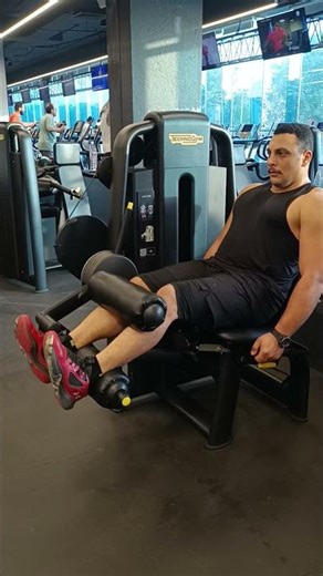 تعلم الطريقة الصحيحة لأداء تمرين Leg Curl لاستهداف عضلات الفخذ الخلفية (Hamstrings)