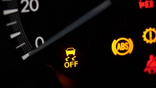 ¿Por qué se enciende la luz del ABS y qué debe hacer el conductor?