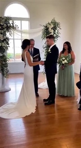 Bride’s dress failed from the back and the whole wedding went into panic mode #microdrama #weddingtok #chaos #caughtoncamera #viralvideo