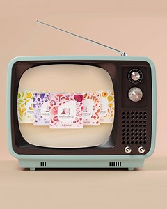 Spot the Drop 📺 Na, wer von euch hat bereits den allerersten TV-Spot der waterdrop® Geschichte entdeckt? Zeigt es uns und postet in den Kommentaren ein Foto oder Video des laufenden Beitrags! Unter allen Einsendungen verlosen wir 5x einen waterdrop® Monatsvorrat. 🎉 In diesem Sinne: Ab vor den Fernseher – die Spiele können beginnen. Hol dir jetzt das fruchtige Erlebnis vom Bildschirm direkt in dein Zuhause! Jetzt shoppen → waterdrop.com | waterdrop