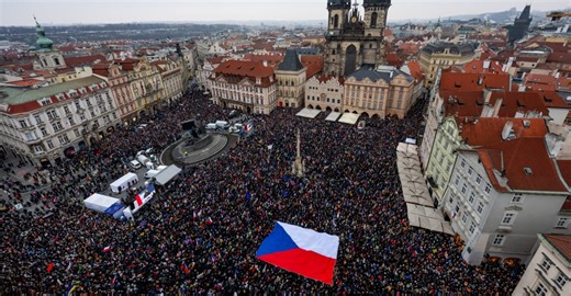 Lev se probudil, Staromák se rozsvítil. Desítky tisíc lidí na demonstraci zpívaly českou hymnu