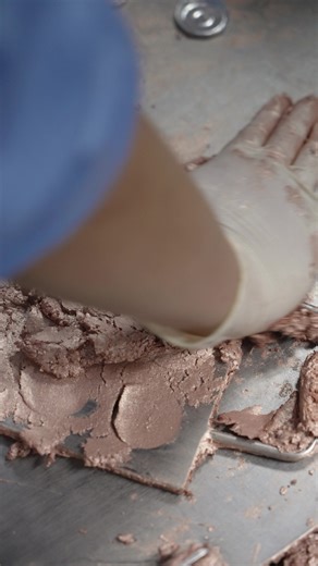 ✨ Glow in the making! ✨ Watch as our highlighter is perfectly pressed for a silky, radiant finish. 💖 Custom-made for beauty brands—ready to create your own? Let’s make it happen! 🚀 #HighlighterProduction #GlowUp #MakeupManufacturing #OEMODM #PrivateLabelBeauty #CosmeticFactory #BeautyBrand