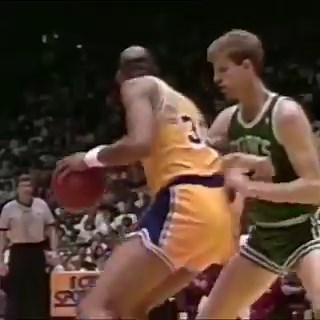 Hoy cumple 79 años Kareem Abdul Jabbar, una de las mayores leyendas de la NBA:➡️ 38.387 PTS➡️ 17.440 REB➡️ 6 anillos➡️ 6 MVPs➡️ 2 MVPs Finales➡️ 19 veces All Star➡️ 10 veces Equipo Ideal NBA➡️ 5 veces Mejor Equipo Defensivo NBA