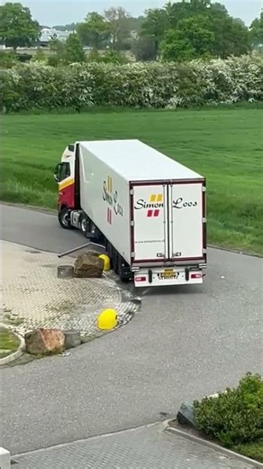 The Truck Made The Turn... But The Trailer Didn't! 😳🚛