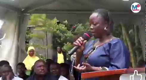 #Guerre_du_M23: " Si les rebelles M23 alliés au #Rwanda disent prendre les armes pour changer les choses, en vérité, sur terrain sur le plan social, la réalité reste toute autre.Un vehicule minibus qui payait jadis (sous le gouvernement congolais) 6.000 Francs congolais par semaine en raison de deux rotations, soit 22.000Fc par mois pour 8 rotations à la barrière de #Mubambiro sur la route #Sake_Minova, aujourd’hui sous l’occupation des rebelles M23, le même minubus qui transporte les feuilles d