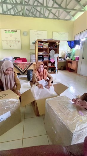 dapet bantuan laptop setelah kemaren dapet smartboard🥰