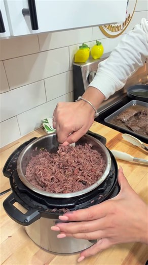 Julia Beatriz Soler on Instagram: "40,000 🤍 y todavía no me lo creo… 31 de diciembre. congrí calentico, churrascos jugosos, tostones crujientes y la salsa clásica de sour cream, cilantro y ajo 🧄🌿 así celebro yo: con comida hecha en casa, con gratitud, y con ustedes 🥹✨ gracias por quedarse, por apoyar, por comentar, por sentir este contenido como suyo. esto no es solo un número… es comunidad 🤍 40,000 antes de que se acabe el año. lo dijimos y lo hicimos. vamos por más 🚀✨ #cooking #cocinando