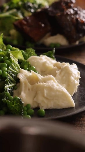 Slow Cooker Beef Short Ribs with Rich Gravy Fall-apart beef served with a rich and meaty red wine gravy. This is serious comfort food. The whole family devours my Crockpot Short Ribs! Plus they make THE BEST leftovers too. https://www.kitchensanctuary.com/crockpot-beef-short-ribs-with-rich-gravy/ #kitchensanctuary | Kitchen Sanctuary