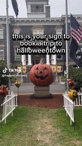 This is your sign to book a trip to HALLOWEENTOWN this fall 🎃⁣ ⁣ Located in St. Helens, Oregon (about 30 min from Portland), you can find the real Halloweentown. This is where the movie was filmed and you will recognize many spots from the film like city hall plaza, the big pumpkin, and the old theatre. You can also find Aggie Cromwell’s house, Benny’s cab, and the bus stop. ⁣ ⁣ Starting September 16 through October 31st, Halloweentown comes alive with movie cast member meet and greets, food ve