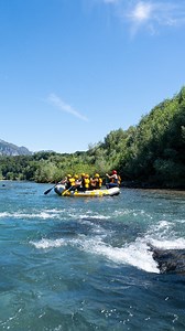 Team sensations fortes par ici ? Ça va secouer ! On vous embarque pour une descente en eaux vives avec @tomraftingofficiel ! 🚣‍♂️ Une bonne dose de fun entre potes ou en famille 🤙 Le tout dans un cadre 100 % nature, au cœur des Pyrénées 🌄 👉 Vous montez avec nous ? (Promis, on rame comme des pros 😜) #npy #rafting #tomrafting #pyrenees | N'PY Nouvelles Pyrénées