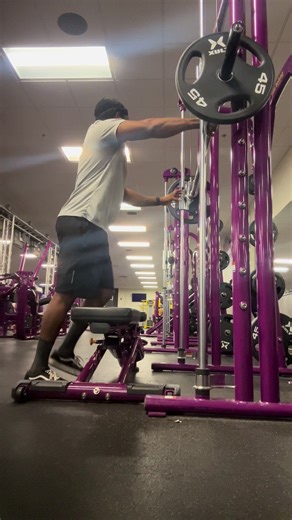 How we started the night for a leg day session . A love/ hate relationship but they work. Watch this POV of them now 😫😮‍💨👌🏾🦵🏾🔥. #legdaywork#quadwork#bulgarianssplitsquats#quadpump#dontskiplegday