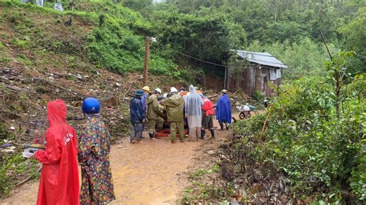 Giữa mưa lũ, các chiến sĩ công an lội nước, hỗ trợ người dân đưa linh cữu người đã khuất về nơi an nghỉ. Hai anh em ruột tại thôn Phong Niên, xã Tuy An Bắc, tỉnh Đắk Lắk bị đuối nước khi dắt bò tránh lũ đã qua đời cách đây hơn 2 ngày. Tuy nhiên, việc đưa tang gặp khó khăn lớn do nhiều khu vực trên địa bàn bị ngập sâu, đặc biệt là tuyến đường ra nghĩa trang rất khó khăn. Sáng ngày 21/11, đồng chí Trưởng Công an xã Tuy An Bắc đã phân công các tổ công tác đến hỗ trợ các hộ có người chết do mưa lũ. 