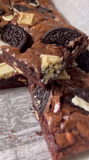 Cookies & Cream Brownies 🫶🏽 How to make it: * 1 box brownie mix, duncan hines chewy fudge or whatever brownie mix you want (follow instructions on box) * Use milk instead of water Add ins * Oreos for topping * 12-fun size hersheys cookies and cream bars * White chocolate chips (Amount used is up to you.) Bake Temperature: 325F Bake Time: 24-27 minutes Pan Size: 9x13 (Make sure to follow instructions based on pan type and time.) 1. Preheat oven 325F. 2. Mix brownie mix according to the box. 3. 