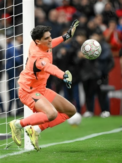 قاد حارس المرمى ياسين بونو المنتخب المغربي إلى نهائي كأس الأمم الإفريقية 2025 بعد الفوز على نيجيريا في مباراة نصف النهائي التي أقيمت يوم 14 يناير 2026 بركلات الترجيح #ياسين_بونو #المنتخب_المغربي #كأس_أمم_إفريقيا #المغرب_ونيجيريا