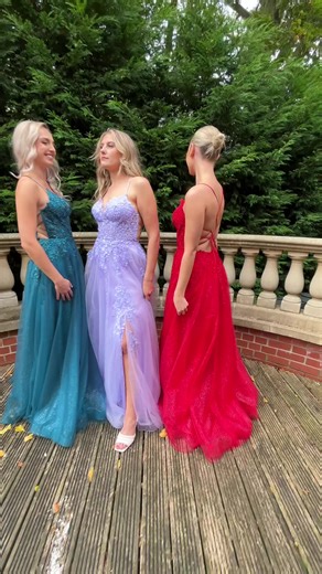 Open back ✅ Sparkly ✅ Gorgeous colours ✅ Shimmering tulle ✅ What else could a girl wish for? 💋 #promdresses2026 #backlesspromdress #tullepromdress #promdressstyles #prom