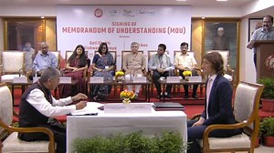 A MoU was signed between Gati Shakti Vishwavidyalaya (GSV) and Airbus in the presence of Hon'ble MR Shri Ashwini Vaishnaw, today. This collaboration will significantly enhance the Indian aviation sector. | Ministry of Railways, Government of India