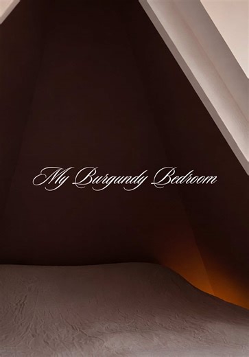 Na mijn nagels, haar en pedicure moest mijn slaapkamer ook geloven aan mijn burgundy obsessie. En wat een goede move: deze kleur verandert meteen de hele sfeer van je kamer 🍒🤎 #slaapkamer #interieurmakeover #burgundy #interieurinspiratie #homedecor