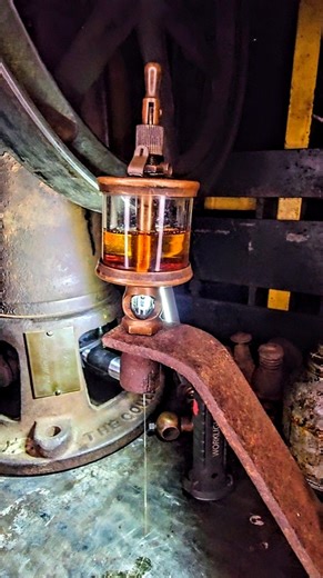 This is how a drip oiler is adjusted properly. I filled it with oil, set it at a slow drip, then turned the needle slightly so you can see how sensitive the adjustment really is. Just a small movement can noticeably change the drip rate. On a running engine, you usually only want a few drops per minute — not a steady stream. Cold oil drips slower. Warm oil flows faster. If an engine is smoking, it may be getting too much oil. Simple device — but it requires attention. #CrankinCramers #HitAndMiss
