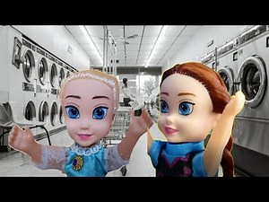 Elsia and Annia Toddlers use the washing machine