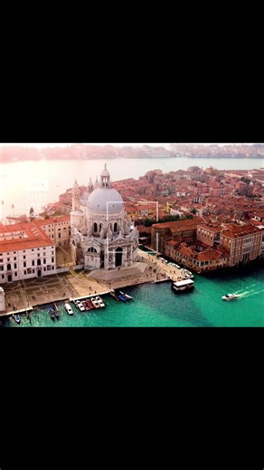 Turismo Città di Venezia Il #18febbraio 1682 Venezia salutava uno dei suoi più grandi visionari: Baldassare Longhena ✨ Con il suo talento ha ridefinito l’idea stessa di bellezza della città, portando il barocco veneziano alla sua massima espressione. La sua firma più iconica? La maestosa Basilica di Santa Maria della Salute, che si erge là dove il Canal Grande incontra il Bacino di San Marco. Nata come ex voto durante la peste del 1630, è molto più di una chiesa: è un simbolo di fede e di resili