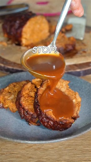 If you make ONE recipe from my page… please let it be this one! 🥹 Vegan roast BEEF🤭 🌱 Or call it whatever you want... it definitely tastes VERY GOOD and we’ll have that for Christmas.😌🫶 RECIPE (4-5 servings, 2h preparation time): -1 onion -3 cloves of garlic Fry in a little oil. -3 tbsp tomato paste -2 tsp steak or chicken seasoning -a pinch of salt -125ml red wine -300ml vegetable broth -2 tbsp dark soy sauce Bring to a simmer. -175g large/longer soy chunks or pea chunks. Stir in, cover, r