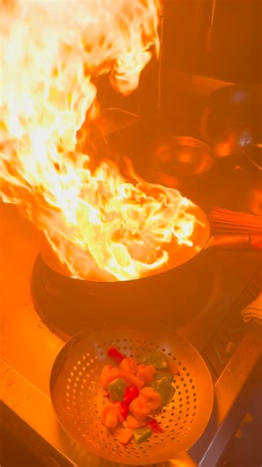 Fook kin 福劲 on Instagram: "It starts with a splash of oil, ends with a plate of perfection. Big prawns, colourful peppers, aromatic garlic, and bold black pepper sauce — peppery, savoury, juicy, and ready to steal the spotlight. 🍤🔥 #sgfood #sgfoodie #sgwhattoeat sgmusteat 新加坡美食新加坡福劲 fookkin 新加坡吃什么 新加坡吃喝玩乐 新加坡烧腊人 roastmeat charsiew Roastpork"