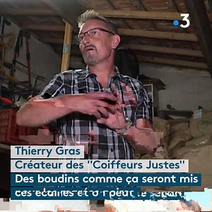 Dans le Var, Thierry Gras récolte des tonnes de cheveux. 💇🏻‍♀️ Ce coiffeur fabrique des boudins destinés à absorber les hydrocarbures et c'est très efficace.▶️ https://france3-regions.francetvinfo.fr/provence-alpes-cote-d-azur/var/ce-coiffeur-du-var-veut-lutter-contre-pollution-cheveux-1721717.html Coiffeurs Justes | France 3 Côte d'Azur