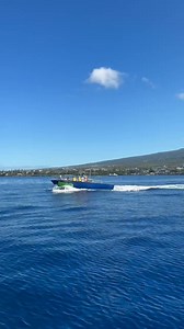 Feeling like a bird in the Hawaiian sky! 🦅 Parasailing is the ultimate way to see the islands from a whole new perspective! Pure magic! ✨ Follow us for more #BigIsland Views UFO Parasail 📍 : King Kamehameha Kona Beach Resort 🗺️ : Hawaii – gohawaii.com | UFO Parasail