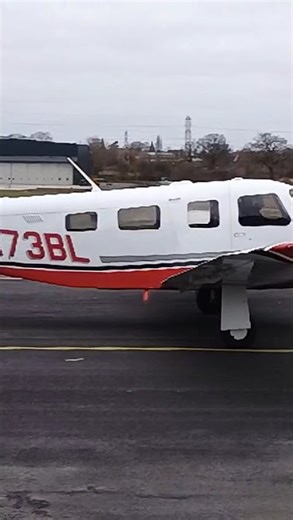 Piper Saratoga taxis for Take Off