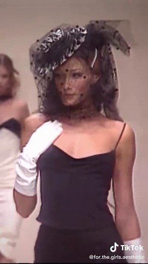 Carla Bruni #carlabruni #supermodel #runway #90s #bellahadid #fashion #fyp #pourtoi #foryou #iconic #viral #models #90sfashion #paris