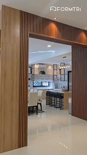 Ramai fikir pasang kabinet ni sekadar pilih warna dan ukur saiz. Tapi hasilnya jauh berbeza dengan sentuhan designer yang betul. Designer bukan sekadar buat kabinet nampak cantik. Mereka akan pastikan setiap inci ruang digunakan sebaiknya, dari susun atur yang praktikal, pemilihan material yang sesuai dengan penggunaan, hingga kombinasi warna yang harmoni dengan ruang sekeliling. Dengan pengalaman dan pandangan dalam bidang carpentry, designer akan bagi yang terbaik mengikut kesesuaian setiap ru