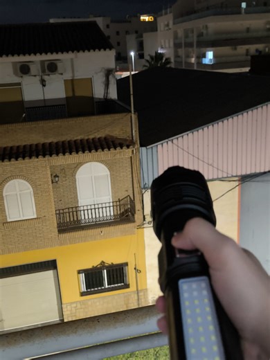 🔦 La linterna que te da tranquilidad cuando el entorno deja de ser predecible Brillo potente, cuerpo resistente y un tamaño que siempre puedes llevar encima. Perfecta para coche, casa o mochila. Una herramienta fiable que convierte cualquier oscuridad en seguridad inmediata. linterna LED portátil, luz potente recargable, linterna resistente compacta, equipo de emergencia, accesorios outdoor #LinternaLED #LuzPotente #EquipoOutdoor #Emergencias #AventuraSegura