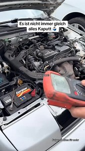 Hier scheint es so, als wäre der Generator defekt, nur weil er kein Ladestrom anzeigt. In Wirklichkeit ist die Batterie defekt und der Generator in Ordnung. Durch die defekte Batterie aktiviert sich die so genannte Batteriezustandüberwachung welche verhindert, dass der Generator weiterhin ladet. #mechanic #tools #repair #tuning #handwerk #fype #fyp #fy #foryou #freefire #TugayDal #münchen #maisach #fürstenfeldbruck #carhacks #cartipps #Kfz #oldtimer #kfzmechatroniker #handel #kfzhandel #cars #ca